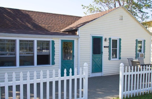 Gilford House | Squaw Lakefront Cottage minutes from Bank of NH Pavilion