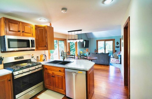 Eden Cottage | Stairway To Heaven-VT Lakefront! Hot Tub & More! 25 Mins to Stowe!