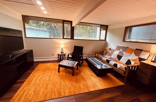 Waterville Apartment | Stay in an historic 1966 deckhouse close to downtown and trails