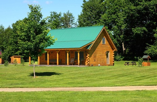 East Burke Cabin | Stay on Kingdom Trails in a three bedroom cabin!
