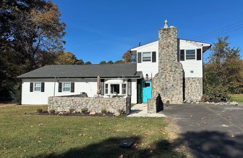 Colonial Beach House | Stay & Play: Games, swimming Pool, FirePit, Beach & Boardwalk! Pet friendly