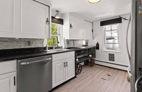 Newbury House | Steps to Beach | Bunkhouse + Porch | Dog-Friendly Retreat
