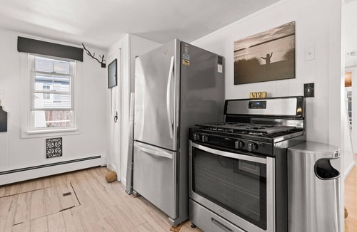 Newbury House | Steps to Beach | Bunkhouse + Porch | Dog-Friendly Retreat