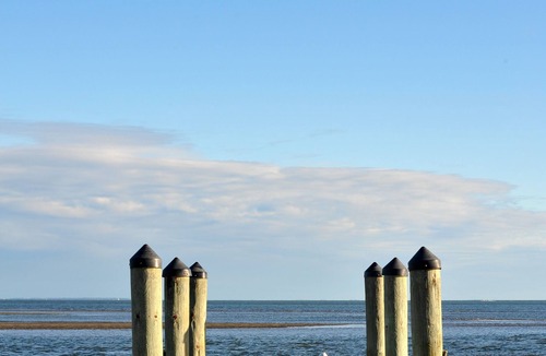 Saybrook Manor House | Steps to the Beach, Cozy Year Round Cottage 🐾 Pet Friendly