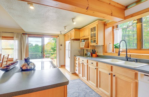 Stratton House | Storybook Stratton House: 3 Mi to Mount Snow!