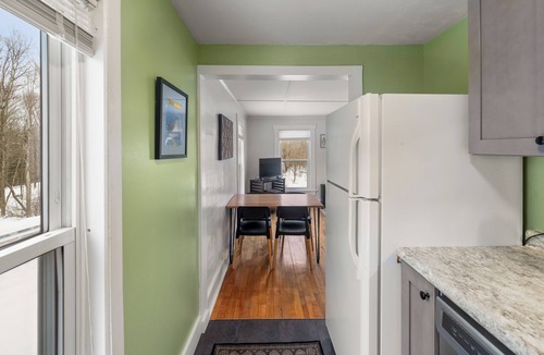 Morrisville Condo | Stowe Lofts-Cozy 2-bedroom condo, peaceful, 5 minutes to Stowe, Fast WiFi