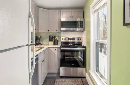 Morrisville Condo | Stowe Lofts-Cozy 2-bedroom condo, peaceful, 5 minutes to Stowe, Fast WiFi
