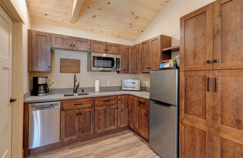 Sunapee Hotel | Studio Suite #8 at The Lodge | Minutes from Sunapee Harbor and Mount Sunapee