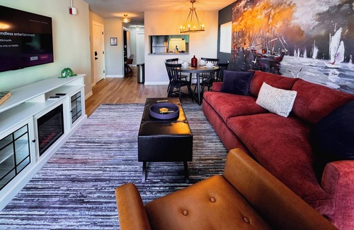 Beverly Apartment | Stunning Design ~ Fireplace ~ Custom Desk ~ Balcony