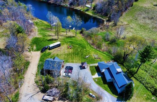 Eden Mills House | Stunning Lake Front! Modern+Chic+Cosy pet friendly