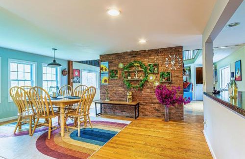 Eden Mills House | Stunning Lake Front! Modern+Chic+Cosy pet friendly