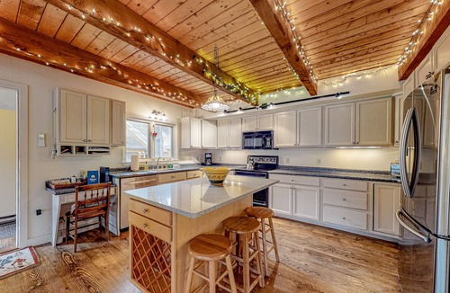 Intervale House | Stunning mountain duplex with full kitchen, deck, game room, W/D & WiFi