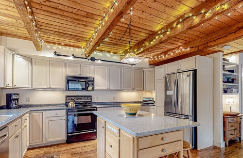 Intervale House | Stunning mountain duplex with full kitchen, deck, game room, W/D & WiFi