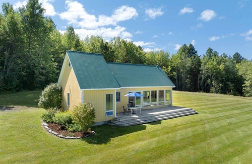 Troy House | Stunning Views 20 Mins to Jay Peak Cozy 2 BR With WiFi