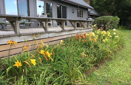 Vesta House | Stunning Views, close to Wineries, Primland & Parkway - beautifully appointed