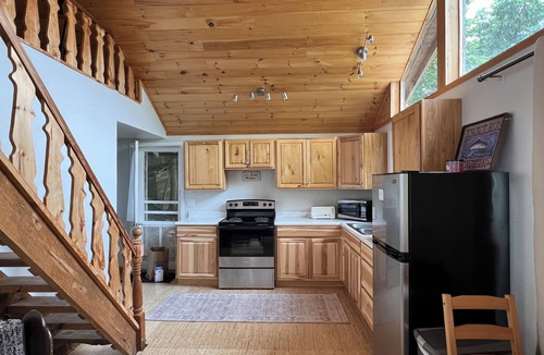 Town of Putnam Apartment | Stunning views from this quiet northern end of Lake George carriage house