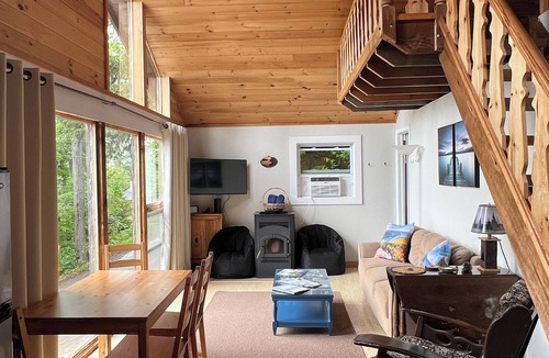 Town of Putnam Apartment | Stunning views from this quiet northern end of Lake George carriage house