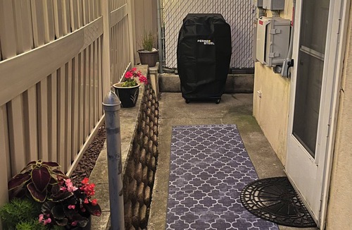 Long Beach Apartment | Stylish and comfortable 2BR APT Steps to the beach!