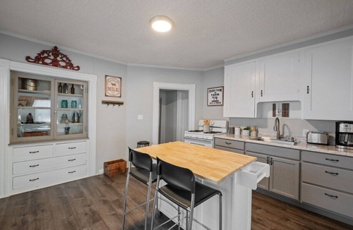 Rimmon Heights Apartment | Stylish First Floor Apartment w/Private Front Porch