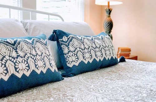 Neartown Apartment | Stylish Flat on Brick Paved Road-Heart of Montrose