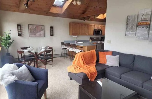 Mount Holly House | Stylish home w/WD, stunning views, mins to Okemo