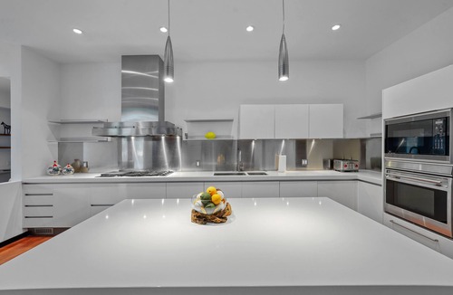 Village of East Hampton House | Stylish Modern Retreat in the Heart of the Hamptons: Your Perfect Getaway!