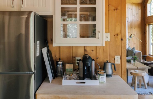Stratton and Bromley Ski Areas Ski Chalet | Stylish Mountain Getaway w/Hot Tub & Firepit Near Stratton