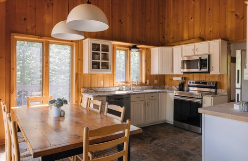 Stratton and Bromley Ski Areas Ski Chalet | Stylish Mountain Getaway w/Hot Tub & Firepit Near Stratton