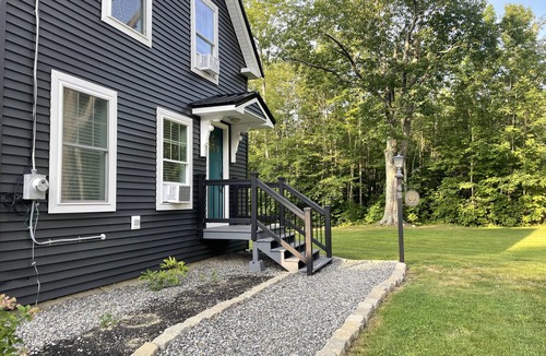 Newport House | Sugarmaple Lakehouse; Cozy 2.6 Acre Lakefront Retreat
