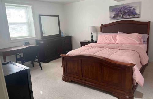 Bowie House | SUITE A - Private Cozy, Spacious Suite with Private Bathroom