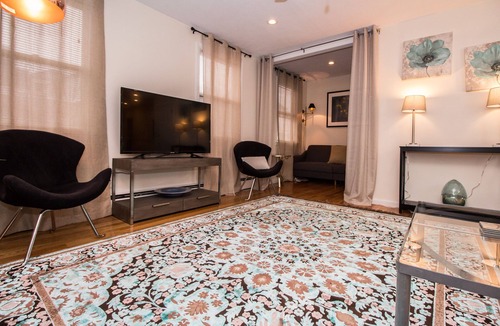 Brookline Apartment | Sunny 2 bed plus den,steps to public transport,Longwood Medical hospitals,Boston