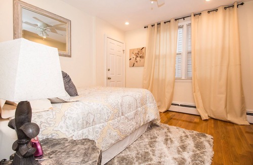 Brookline Apartment | Sunny 2 bed plus den,steps to public transport,Longwood Medical hospitals,Boston
