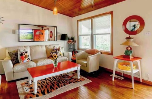 Belmont House | Sunny cheerful house in downtown Belmont