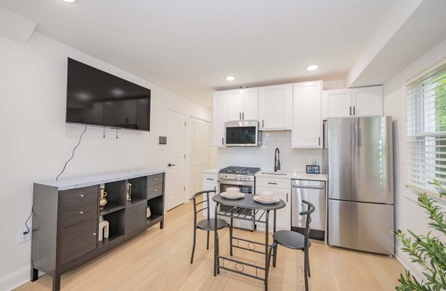 Fairmount Heights Apartment | Sunny, Chic, Centrally Located 2 bedroom, with Parking & Alexa