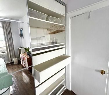 West Side Apartment | Sunny Jersey City 1BR, 25 min to NYC, 15min to EWR, King Bed, Hammock & Park Views