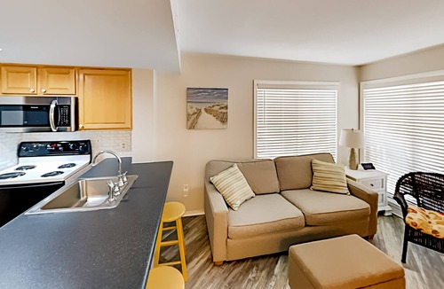 Fort Morgan Condo | Sunny renovated condo with private beach access, pools, hot tub, tennis & gym
