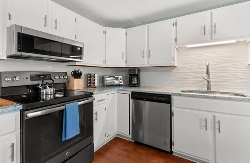 Rye Apartment | Sunrise Sanctuary | Walk to Wallis | Ocean Views