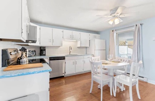 Rye Apartment | Sunrise Sanctuary | Walk to Wallis | Ocean Views