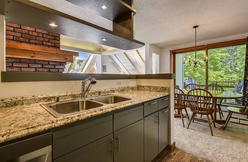 Central Vermont- Killington House | Sunrise Timberline C1 Ski to/from. Totally renovated, new kitchen and bathrooms, fabulous sports center with indoor heated pool and summer outdoor heated pool, racquet sports etc.