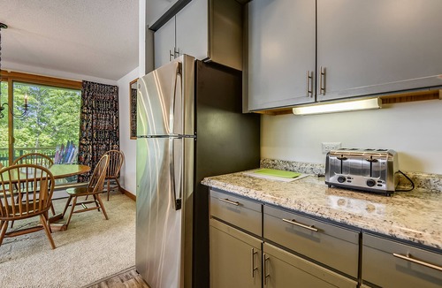 Central Vermont- Killington House | Sunrise Timberline C1 Ski to/from. Totally renovated, new kitchen and bathrooms, fabulous sports center with indoor heated pool and summer outdoor heated pool, racquet sports etc.