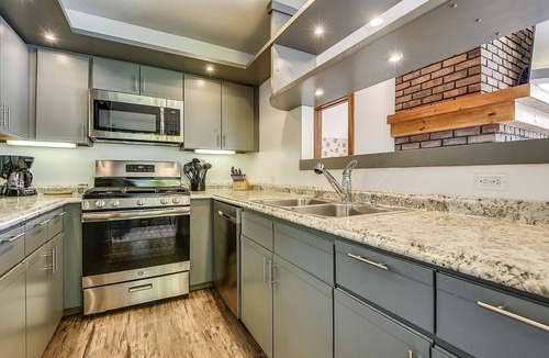 Central Vermont- Killington House | Sunrise Timberline C1 Ski to/from. Totally renovated, new kitchen and bathrooms, fabulous sports center with indoor heated pool and summer outdoor heated pool, racquet sports etc.