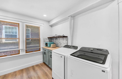 Downtown Niagara Falls Apartment | Sunroom~ 500mbps ~record player ~Office ~Keurig