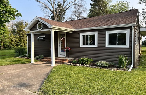 Niagara County House | Sunset Retreat on Beautiful Lake Ontario
