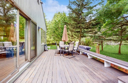 Bradford House | Surrounded by natural beauty with firepit & grill- in wine region