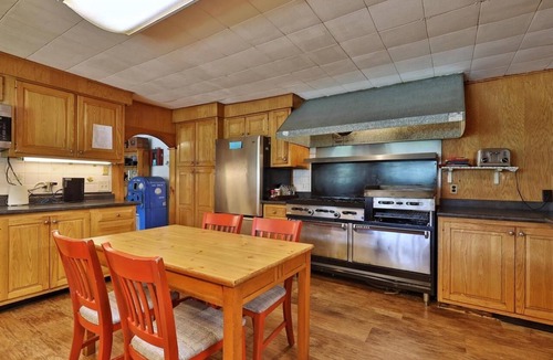 Pittsfield Hotel | Swiss Farm Inn - RM11 "Snowshed" 2 Double Beds