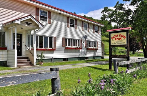 Pittsfield Hotel | Swiss Farm Inn - RM13 "Outer Limits" 2 Double Beds