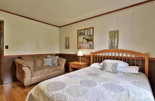 Pittsfield Hotel | Swiss Farm Inn - RM9 "Solitude" 1 Queen Bed