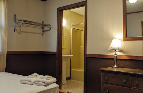 Pittsfield Hotel | Swiss Farm Inn - RM9 "Solitude" 1 Queen Bed