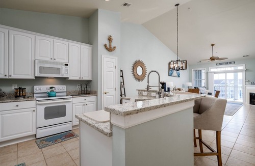 Sunset Island Condo | Tastefully decorated for a relaxing vacation! Waterfront, FREE Linen/Towel pkg