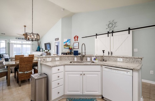 Sunset Island Condo | Tastefully decorated for a relaxing vacation! Waterfront, FREE Linen/Towel pkg